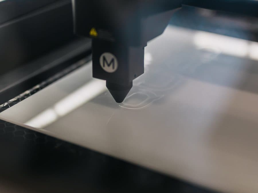 Tête laser en pleine gravure