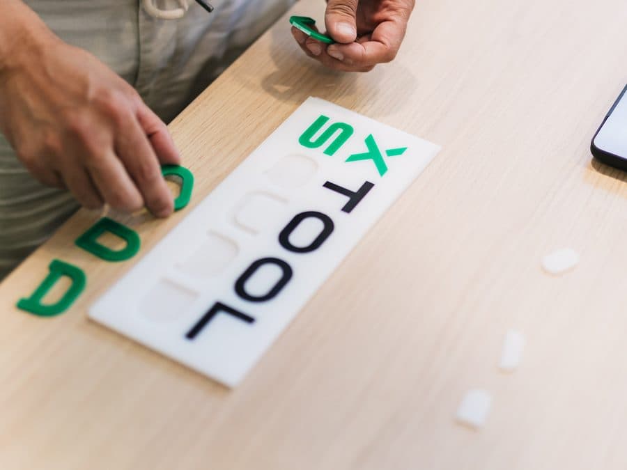 Lettres découpées assemblées à la main