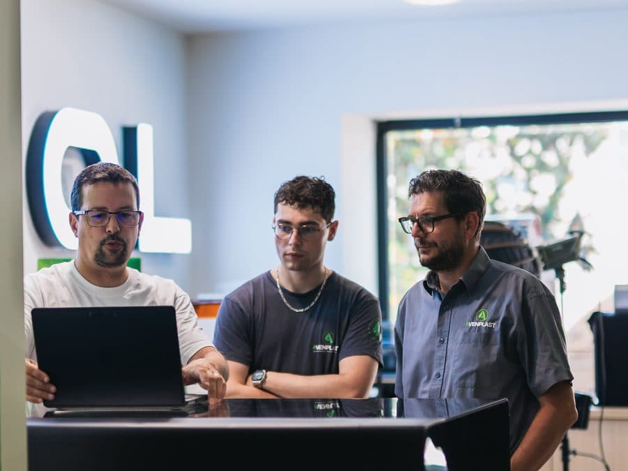 Nicolas compare des machines avec des visiteurs du showroom