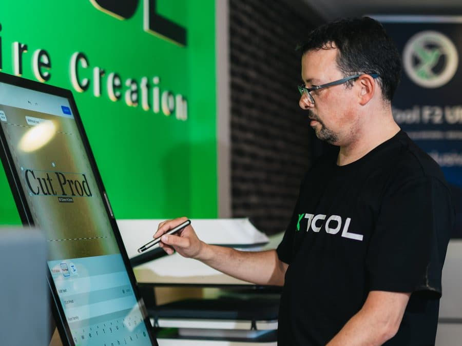 Nicolas explique le logiciel sur écran tactile