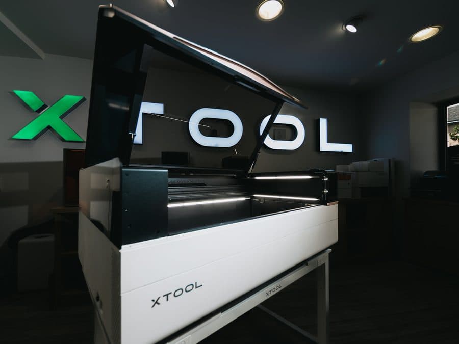 Grand graveur laser xTool ouvert dans le showroom