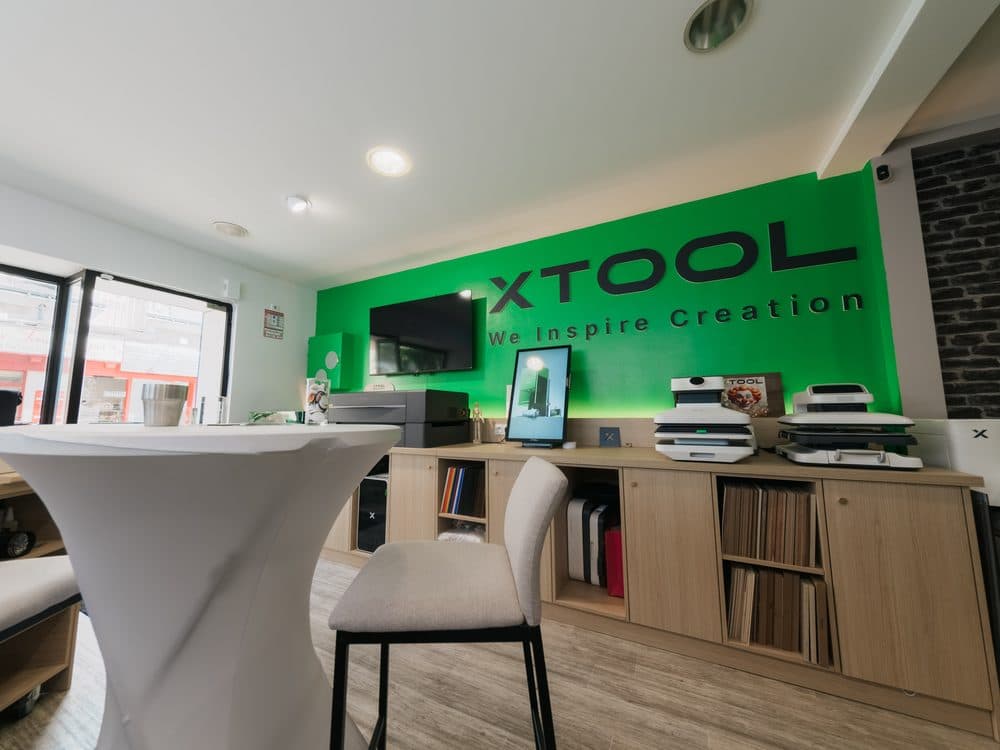 L'espace de démonstration, devant le mur xTool
