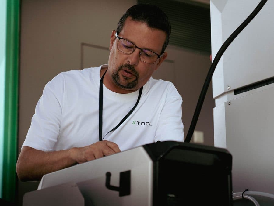 Nicolas sur le stand xTool aux 24 Heures du Mans