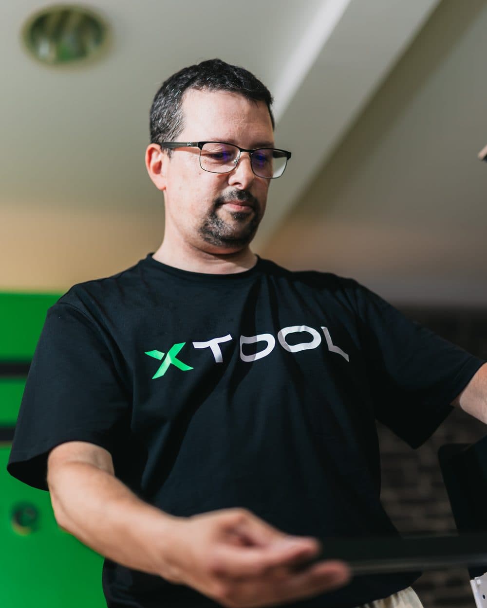 Nicolas Dubois dans son showroom, devant le mur xTool