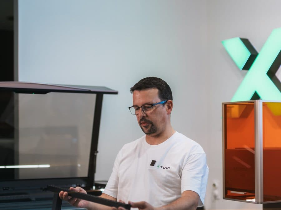 Nicolas présente une machine et des pièces découpées