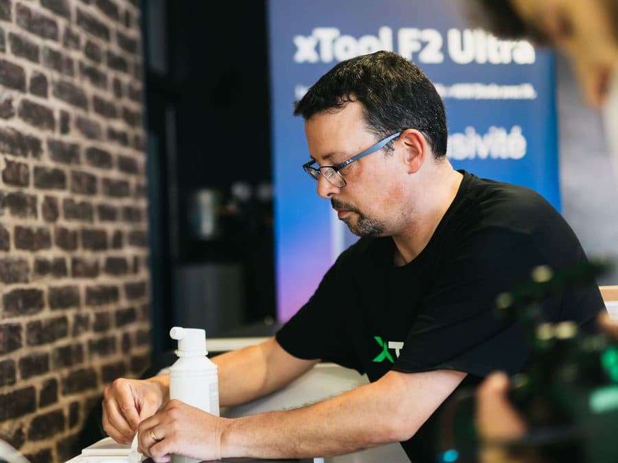 Nicolas prépare une machine au showroom